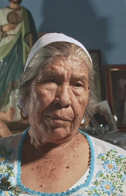 Doña Petra en su espacio de recogimiento y fe